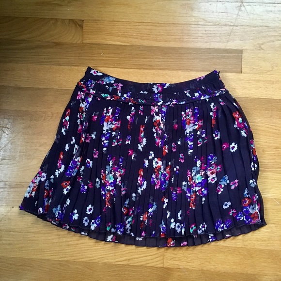American Eagle Skater Skirt - Picture 2 of 8